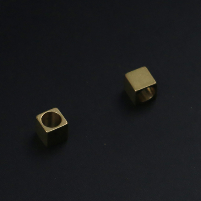 Wisiorek kwadratowy mosiądz 6x6x6 mm z dużym otworem, idealny do tworzenia bransoletek i zawieszek - Wianko - 22