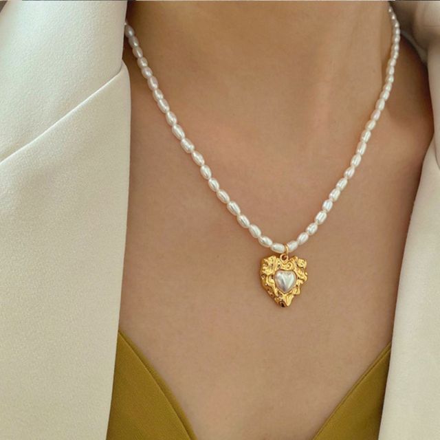 Elegancki naszyjnik łańcuszkowy z imitacją białej perły i dużym okrągłym sercem - Wianko - 4