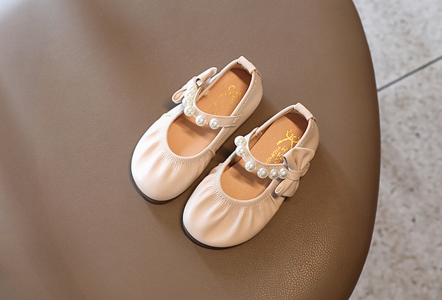 Skórzane buty księżniczki z bowknotem i perłą dla dziewczynek na wiosnę - Wianko - 11