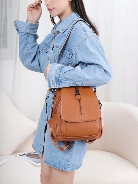 Plecak damski wykonany z prawdziwej skóry z możliwością przemiany w torbę na ramię z klapką - modny i praktyczny plecak 3w1 - Wianko - 1