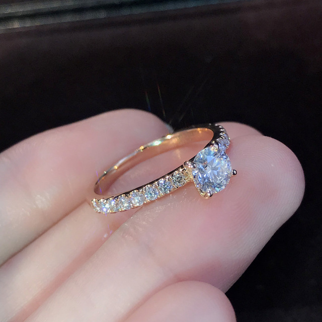 Kobiecy pierścionek z cyrkoniami, w nowoczesnym stylu, z grubą opaską i kokardką, idealny na zaręczyny i rocznicę ślubu - Wianko - 3