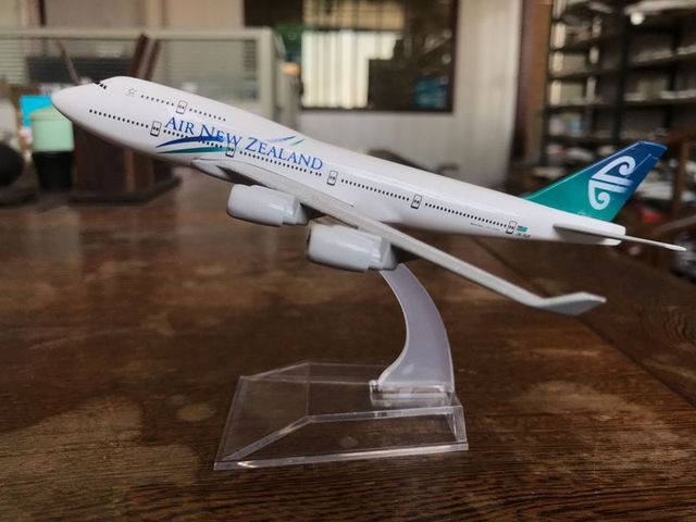 Model samolotu Boeing 747 linii lotniczych wykonany ze stopu metalu - 16CM, prezent urodzinowy - Wianko - 23