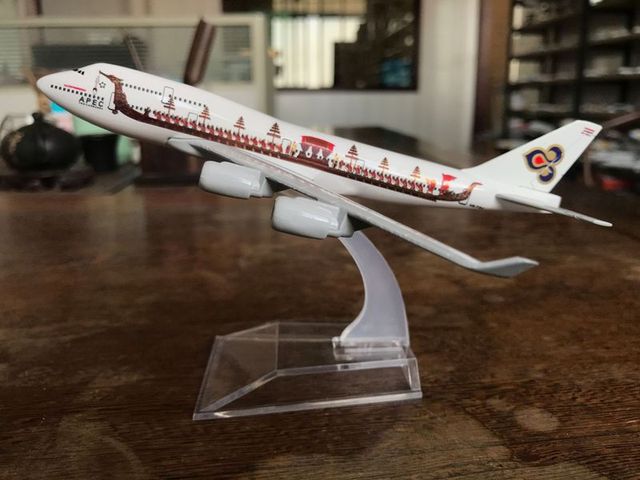 Model samolotu Boeing 747 linii lotniczych wykonany ze stopu metalu - 16CM, prezent urodzinowy - Wianko - 20
