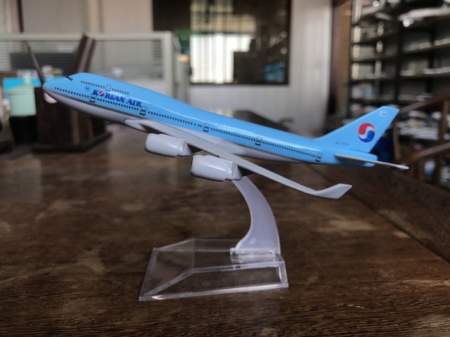 Model samolotu Boeing 747 linii lotniczych wykonany ze stopu metalu - 16CM, prezent urodzinowy - Wianko - 16