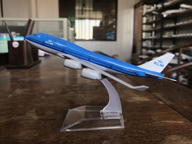 Model samolotu Boeing 747 linii lotniczych wykonany ze stopu metalu - 16CM, prezent urodzinowy - Wianko - 17