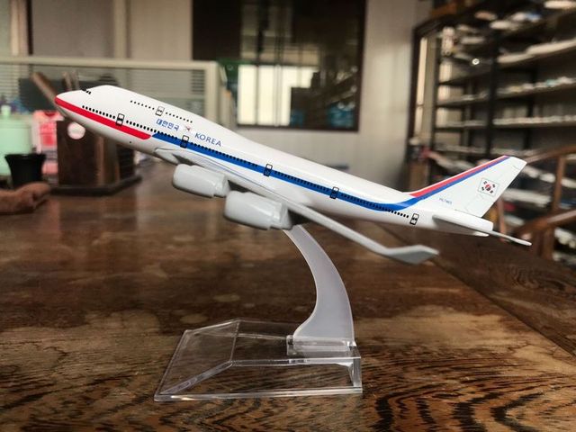 Model samolotu Boeing 747 linii lotniczych wykonany ze stopu metalu - 16CM, prezent urodzinowy - Wianko - 24