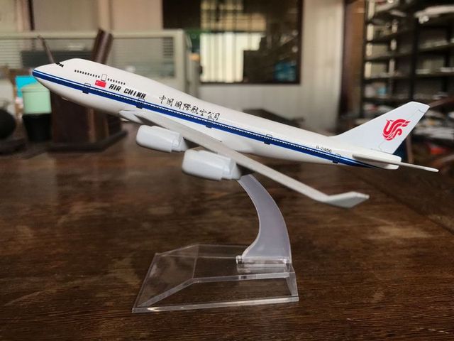 Model samolotu Boeing 747 linii lotniczych wykonany ze stopu metalu - 16CM, prezent urodzinowy - Wianko - 14
