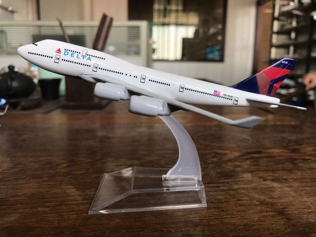 Model samolotu Boeing 747 linii lotniczych wykonany ze stopu metalu - 16CM, prezent urodzinowy - Wianko - 3