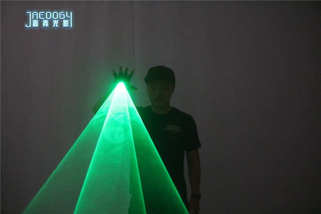 Rękawice laserowe zielono-czerwone, obracające się automatycznie - idealne na Halloween i występy na scenie - Wianko - 5