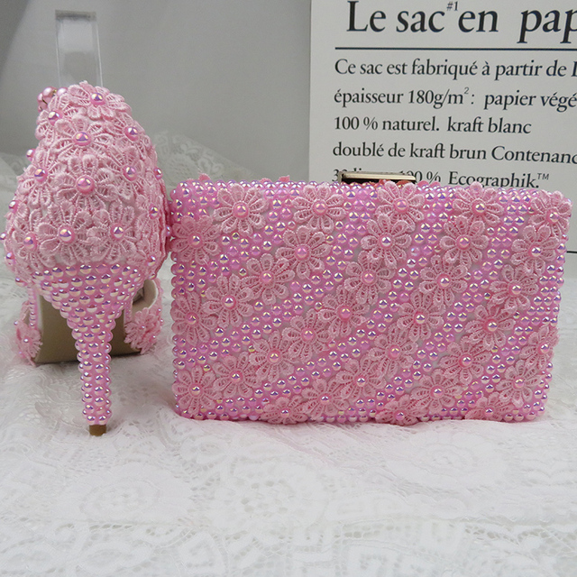 Różowe perłowe buty ślubne na wysokim obcasie z paskiem na kostkę i szpiczastym nosem w zestawie z torebką - Wianko - 34
