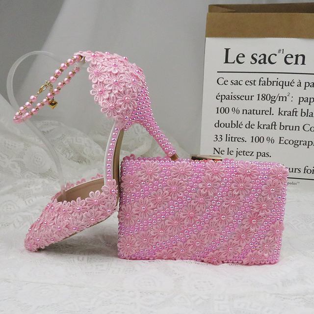 Różowe perłowe buty ślubne na wysokim obcasie z paskiem na kostkę i szpiczastym nosem w zestawie z torebką - Wianko - 30