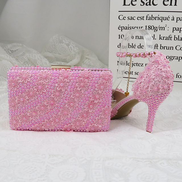 Różowe perłowe buty ślubne na wysokim obcasie z paskiem na kostkę i szpiczastym nosem w zestawie z torebką - Wianko - 29