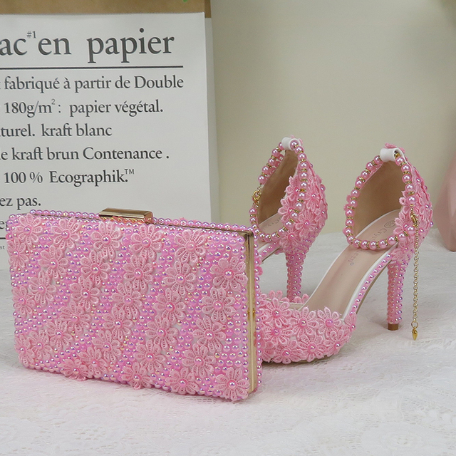 Różowe perłowe buty ślubne na wysokim obcasie z paskiem na kostkę i szpiczastym nosem w zestawie z torebką - Wianko - 22
