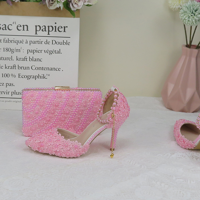 Różowe perłowe buty ślubne na wysokim obcasie z paskiem na kostkę i szpiczastym nosem w zestawie z torebką - Wianko - 26