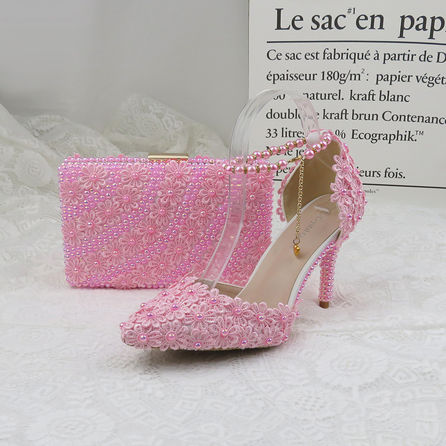 Różowe perłowe buty ślubne na wysokim obcasie z paskiem na kostkę i szpiczastym nosem w zestawie z torebką - Wianko - 27