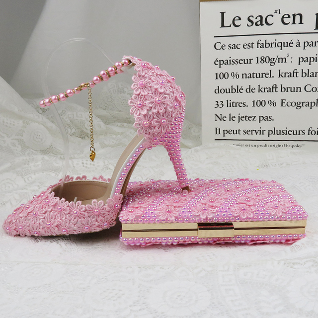 Różowe perłowe buty ślubne na wysokim obcasie z paskiem na kostkę i szpiczastym nosem w zestawie z torebką - Wianko - 31