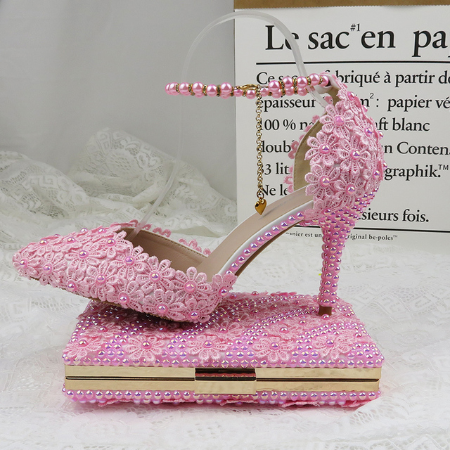 Różowe perłowe buty ślubne na wysokim obcasie z paskiem na kostkę i szpiczastym nosem w zestawie z torebką - Wianko - 32