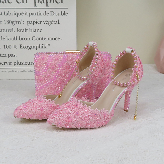 Różowe perłowe buty ślubne na wysokim obcasie z paskiem na kostkę i szpiczastym nosem w zestawie z torebką - Wianko - 24