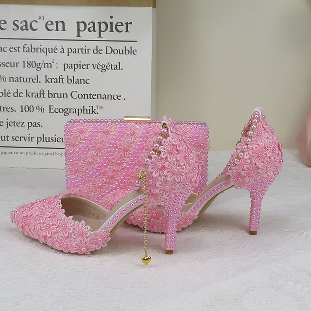 Różowe perłowe buty ślubne na wysokim obcasie z paskiem na kostkę i szpiczastym nosem w zestawie z torebką - Wianko - 25