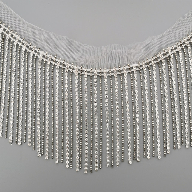 Srebrny łańcuszek ozdobiony brokatowymi frędzlami i kryształami górskimi - Wianko - 2
