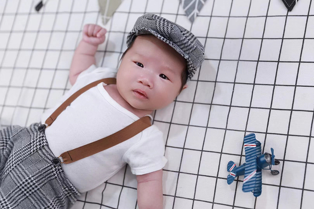 Fotografia noworodka: ubrania i rekwizyty fotograficzne - czapka i kombinezon dla chłopców w stylu mały dżentelmen w kratkę - Wianko - 7