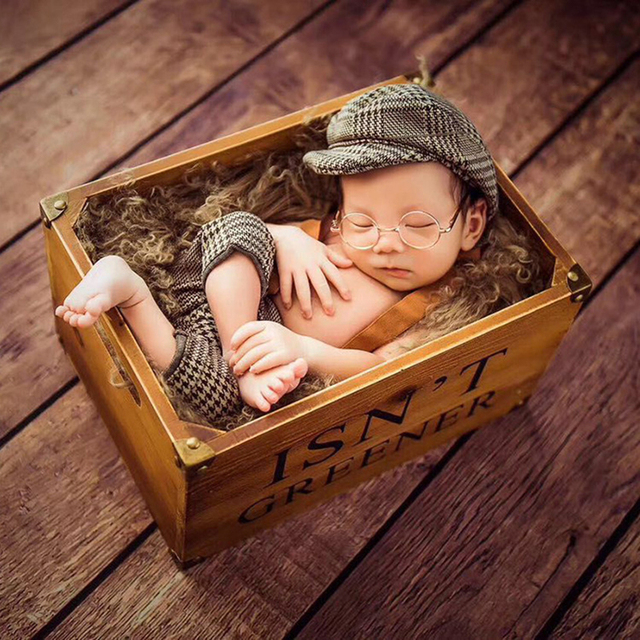 Fotografia noworodka: ubrania i rekwizyty fotograficzne - czapka i kombinezon dla chłopców w stylu mały dżentelmen w kratkę - Wianko - 9