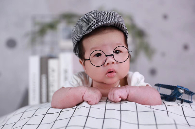 Fotografia noworodka: ubrania i rekwizyty fotograficzne - czapka i kombinezon dla chłopców w stylu mały dżentelmen w kratkę - Wianko - 6