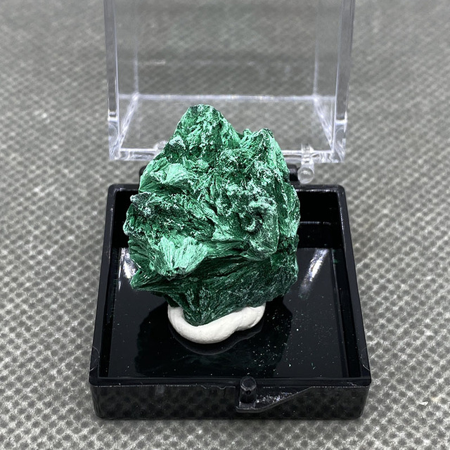 Naturalny surowy malachit w kształcie igły z aksamitnym kwarcem - minerał do uzdrowienia oraz dekoracji - Wianko - 2