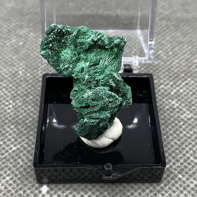 Naturalny surowy malachit w kształcie igły z aksamitnym kwarcem - minerał do uzdrowienia oraz dekoracji - Wianko - 3