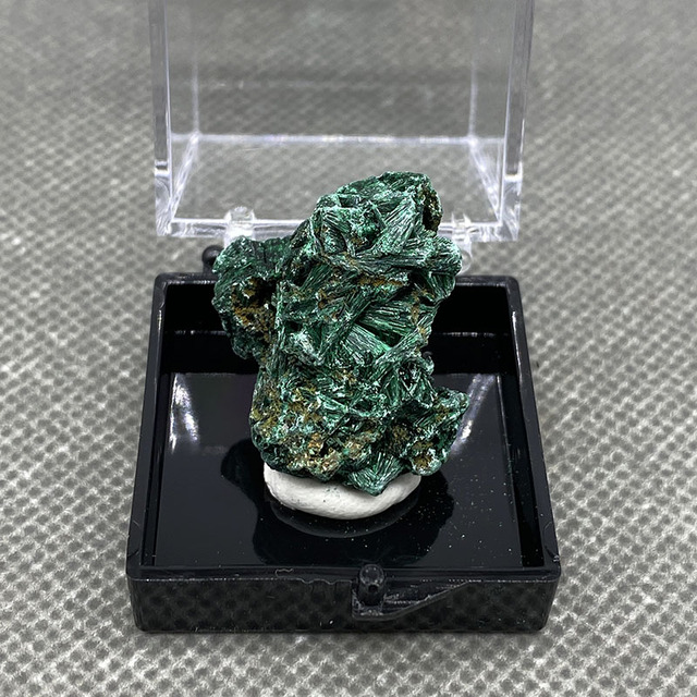 Naturalny surowy malachit w kształcie igły z aksamitnym kwarcem - minerał do uzdrowienia oraz dekoracji - Wianko - 15
