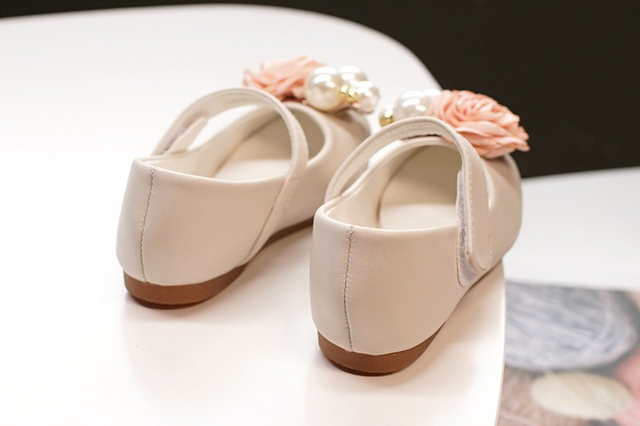 IYEAL Księżniczka dziecięce skórzane buty dla dziewczynek z kwiatowymi detalami i perłą - na wesele, dla dużych dziewczyn - Wianko - 12