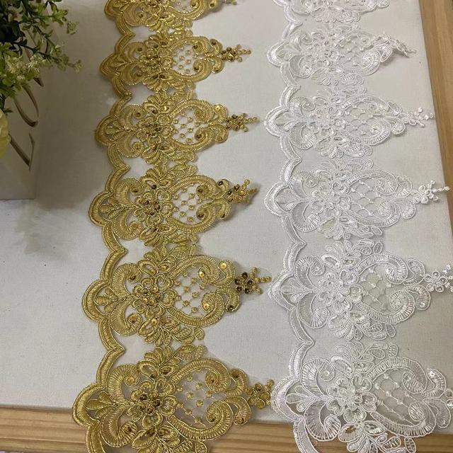 Koronka ze złotymi białymi kwiatowymi wzorami weneckimi i cekinami, szerokość 15.5cm - Wianko - 13