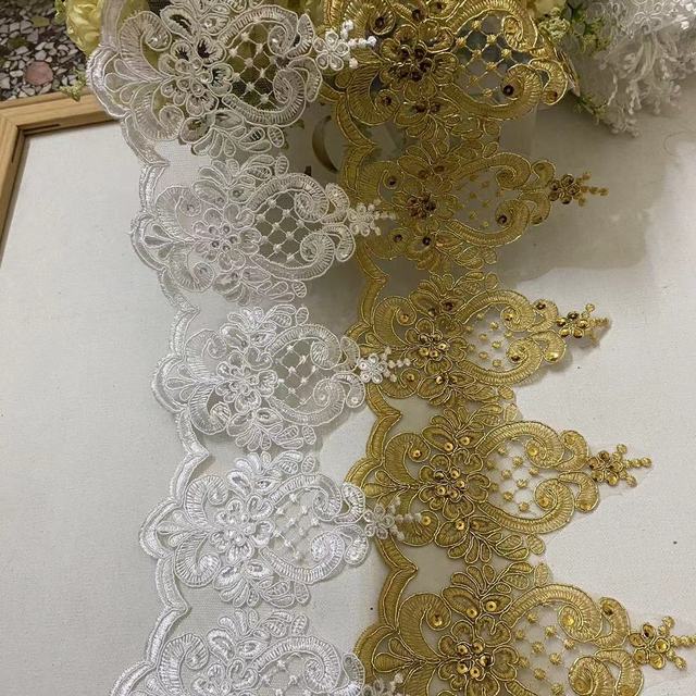 Koronka ze złotymi białymi kwiatowymi wzorami weneckimi i cekinami, szerokość 15.5cm - Wianko - 12