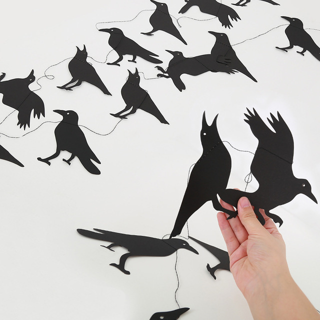 Czarny wrona - papierowy baner Halloween z wzorem garlandu, realistyczna dekoracja kruka do zawieszenia na przyjęcia domowe - Wianko - 4