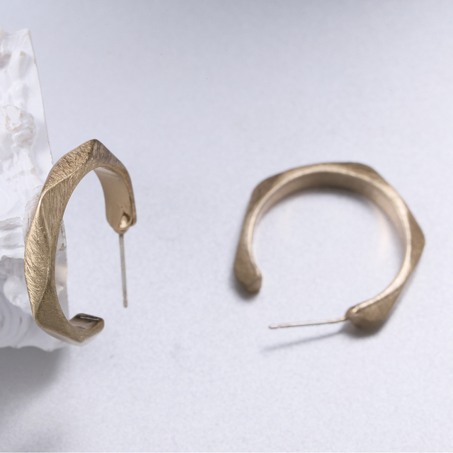 Nowość 2021 - modne dodatki dla kobiet: proste kolczyki metalowe w kształcie kółka, minimalistyczne i abstrakcyjne biżuteryjne klipsy - Wianko - 2