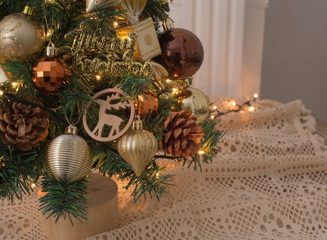 Drzewko świąteczne mini z dekoracjami 2021 - prezenty na Nowy Rok i ozdoby dla całej rodziny - Wianko - 6