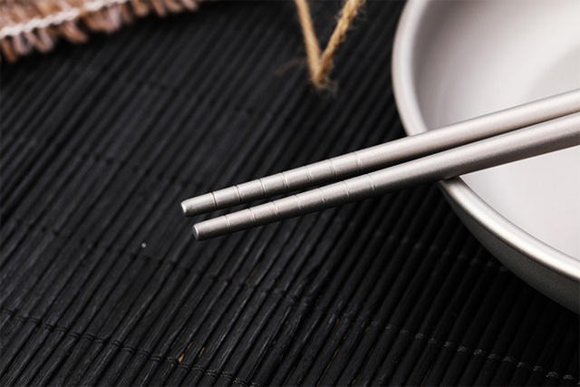 Rozumiem, potrzebujesz dopracowanego tytułu dla produktu Tiartisan tytanu plac pałeczki tytanu Sushi Hashi chińskie japońskie pałeczki do jedzenia 1 para 195mm/230mm na piknik na świeżym powietrzu z kategorii Zewnętrzne zastawy stołowe. Proponuję następujący tytuł: Pałeczki do sushi i chińskich dań Tiartisan - tytanowa parę w rozmiarze 195mm/230mm - Wianko - 16