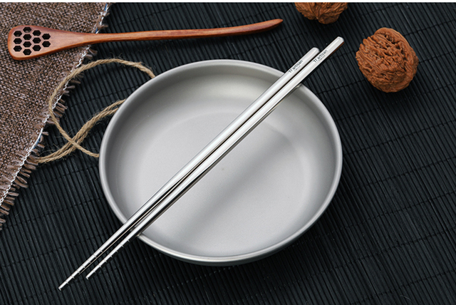 Rozumiem, potrzebujesz dopracowanego tytułu dla produktu Tiartisan tytanu plac pałeczki tytanu Sushi Hashi chińskie japońskie pałeczki do jedzenia 1 para 195mm/230mm na piknik na świeżym powietrzu z kategorii Zewnętrzne zastawy stołowe. Proponuję następujący tytuł: Pałeczki do sushi i chińskich dań Tiartisan - tytanowa parę w rozmiarze 195mm/230mm - Wianko - 12