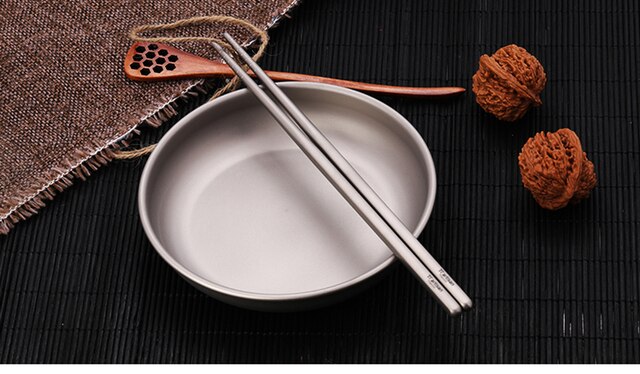 Rozumiem, potrzebujesz dopracowanego tytułu dla produktu Tiartisan tytanu plac pałeczki tytanu Sushi Hashi chińskie japońskie pałeczki do jedzenia 1 para 195mm/230mm na piknik na świeżym powietrzu z kategorii Zewnętrzne zastawy stołowe. Proponuję następujący tytuł: Pałeczki do sushi i chińskich dań Tiartisan - tytanowa parę w rozmiarze 195mm/230mm - Wianko - 15