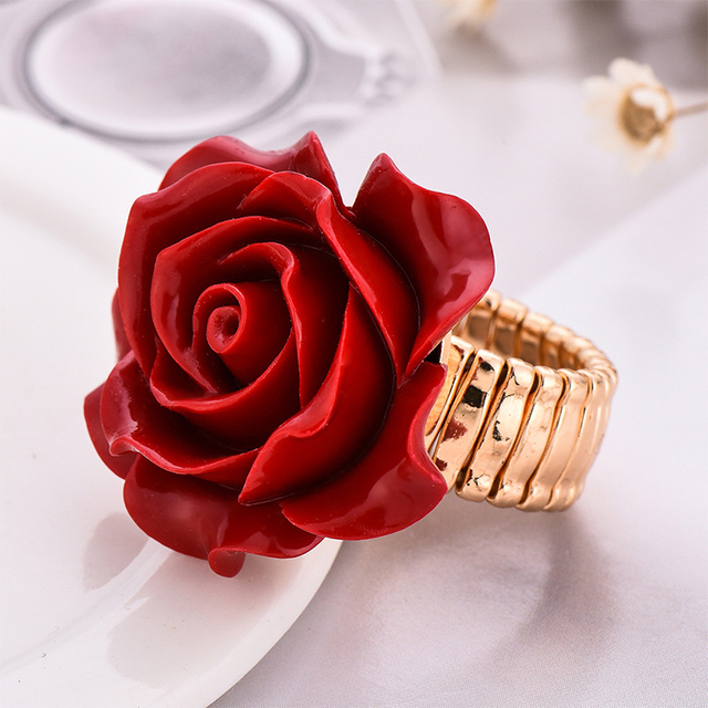 Pierścień z czerwoną różą i złotą biżuterią, dostępny w różnych rozmiarach - Wianko - 3