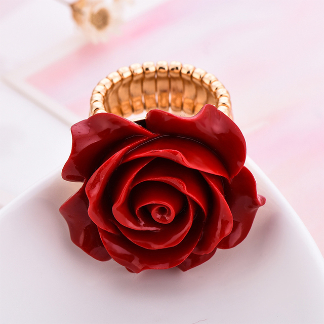 Pierścień z czerwoną różą i złotą biżuterią, dostępny w różnych rozmiarach - Wianko - 5
