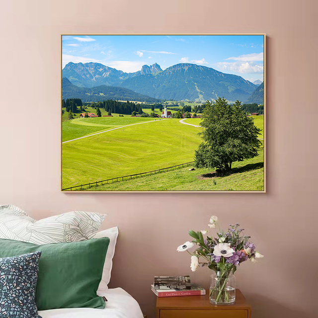 Obraz na płótnie Krajobraz leśny z błękitnym niebem i trawą, sofa i drzewo kokosowe w salonie - Wianko - 9