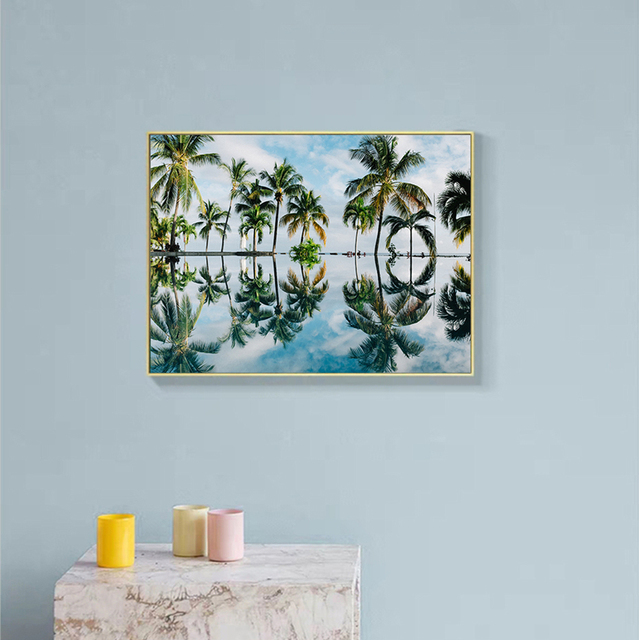 Obraz na płótnie Krajobraz leśny z błękitnym niebem i trawą, sofa i drzewo kokosowe w salonie - Wianko - 11