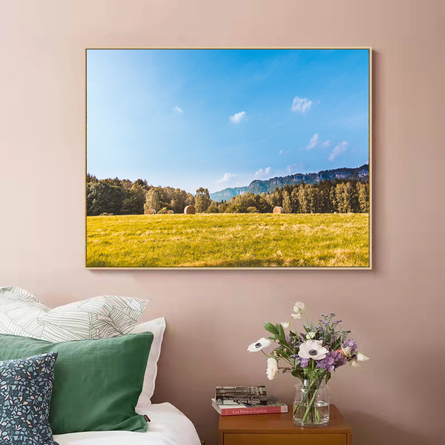 Obraz na płótnie Krajobraz leśny z błękitnym niebem i trawą, sofa i drzewo kokosowe w salonie - Wianko - 10
