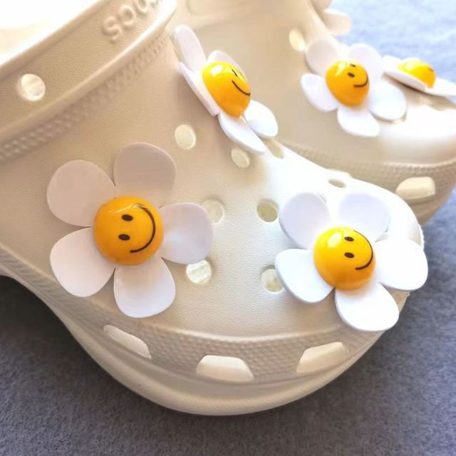 Kwiatowe Charmsy Croc Smiley - projekt marki DIY - moda Vintage 2022 - Wianko - 4