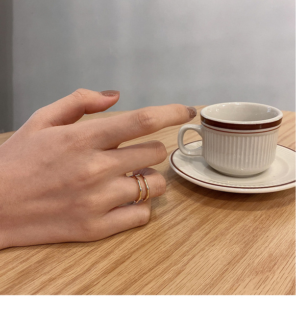 Nowoczesny, minimalistyczny pierścień z podwójnym kształtem bambusa i metalowym otworem - Wianko - 2