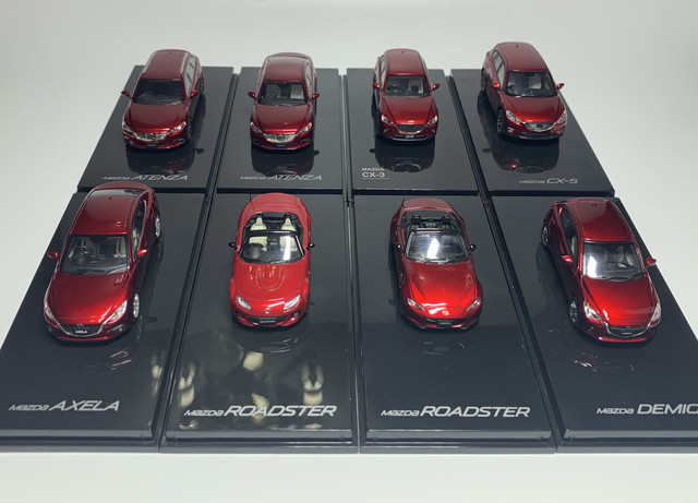 Modelki samochodów odlewowo-zabawkowe MAZDA MX-5, CX-3 i CX-5 w skali 1:64 z kolekcji Prędkość GT - Wianko - 1
