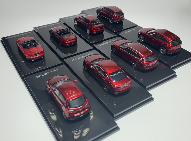 Modelki samochodów odlewowo-zabawkowe MAZDA MX-5, CX-3 i CX-5 w skali 1:64 z kolekcji Prędkość GT - Wianko - 4