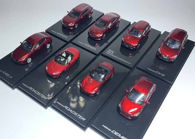 Modelki samochodów odlewowo-zabawkowe MAZDA MX-5, CX-3 i CX-5 w skali 1:64 z kolekcji Prędkość GT - Wianko - 3