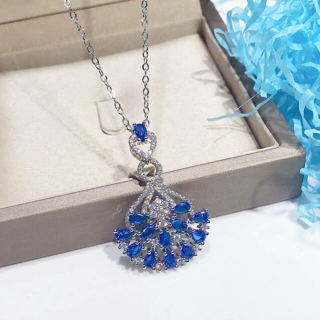 Naszyjnik ze szlachetnymi kamieniami Topaz wisiorek w kolorze niebieskim, ozdobiony diamentami i kryształami. Wykonany z 18-karatowego białego złota - Wianko - 19